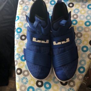 Nike Lebron Soldier 10 BASKETBALL SHOES